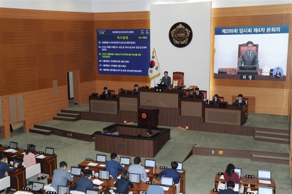 서울시의회는 6일 열린 임시회에서 서울시 공무직 처우개선 조례를 만장일치로 통과시켰다. 시의회총회 모습. 시의회 제공