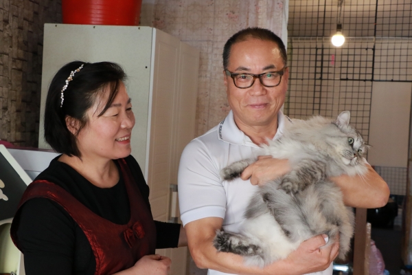 최치훈 국회공무원노동조합 위원장과 부인 최인홍 여사가 자칭 '캣 아후스'에서 이쿠은 고양이 단추를 안고 포즈를 취하고 있다.