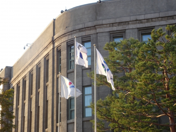 서울시청사 앞에 나부끼는 태극기와 서울시기. 공생공사닷컴 자료사진