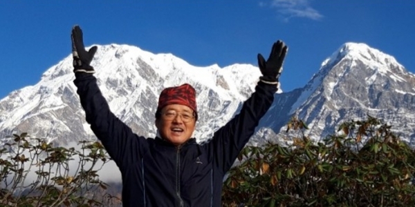 2018년 안타푸르나 메르디히말 베이스캠프(4500m)에 오른 안정훈 선생이 설산 앞에서 포즈를 취하고 있다. 안정훈 선생 제공