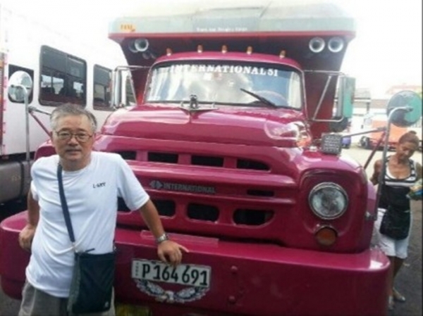 안정훈 선생이 쿠바에서 트럭을 개조한 버스인 트럭버스 카미용 앞에서 기념 사진을 찍었다. 안정훈 선생 제공