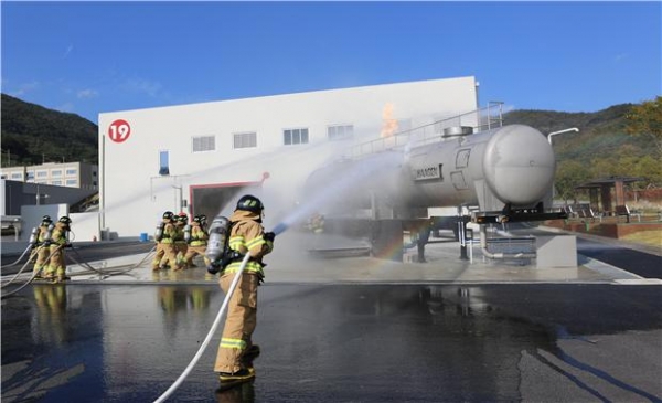 2019년에 신규 채용된 소방공무원들이 화재진압훈련을 하고 있다. 소방청 제공
