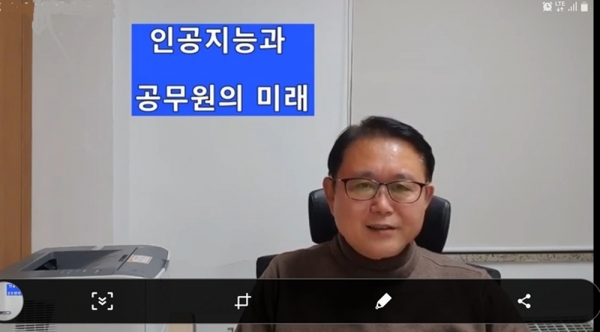 유뷰트 채널 '행복한 공무원'에서 방송 중인 정재근 전 차관. 유튜브 채널.
