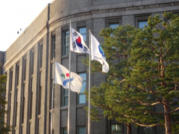 서울시청 앞에 걸려 있는 태극기와 서울시기. 공생공사닷컴DB
