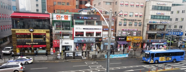 코로나19 여파로 공시가 줄줄이 연기되면서 서울 노량진의 학원가는 물론 공시생들이 혼란을 겪고 있다. 서울신문DB