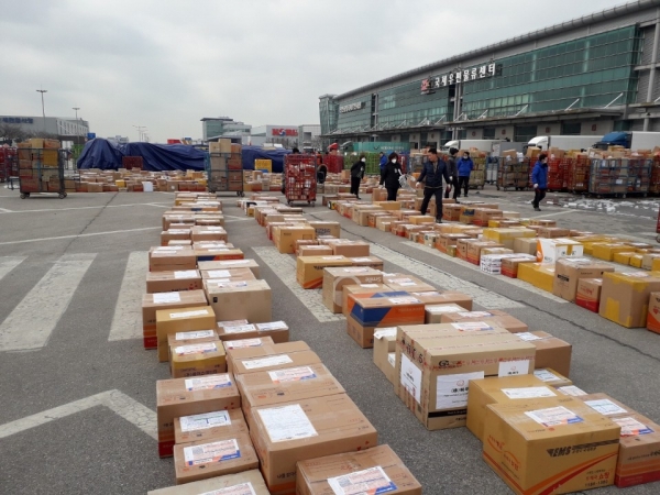 코로나19로 각국의 항공편이 줄어들면서 인천 국제우편물 취급센터 주차장까지 점거한 우편물들. 우본공무원노조 제공