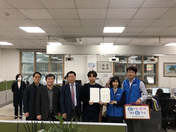 지난 20일 천안시 노사 대표가 아홉 번째 '칭찬배달 통통통'에 선정된 박영민(오른쪽에서 세번째) 주무관에게 상장을 수여하고있다. 천안시청공무원노조 제공