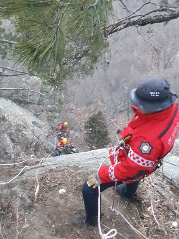 지난 2월 4일 과천소방서 구조대원들이 과천시 관악산 절벽에서 추락한 남성을 구조하고 있다. 경기도 제공