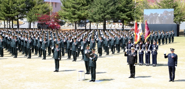 24일 국군의무학교에서 열린 의무·수의사관 신임장교 임관식에서 신임장교들이 임관선서를 하고 있다. 국방부 제공