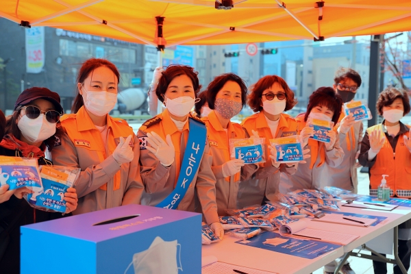 김미경(왼쪽 세번째) 신임 전국 의용소방대 연합회장이 의용소방대원들과 착한마스크 기부운동을 펼치고 있다. 소방청 제공