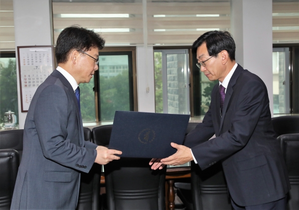 최승현 제주도 행정부지사가 지난 3일 김충모 신임 위원장(사진 오른쪽)에게 임명장을 전달하고 있다. 제주도 제공