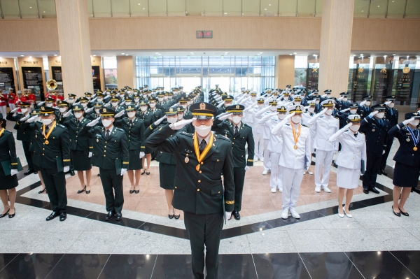 24일 육군종합행정학교에서 열린 제94기 법무사관 임관식에서 신임 법무장교들이 경례를 하고 있다. 육군본부 제공.
