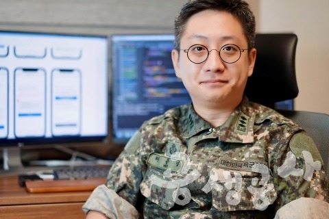 의무사령부 허준녕 대위가 코로나19 체크업 앱을 개발하고 있다. 국방부 제공.