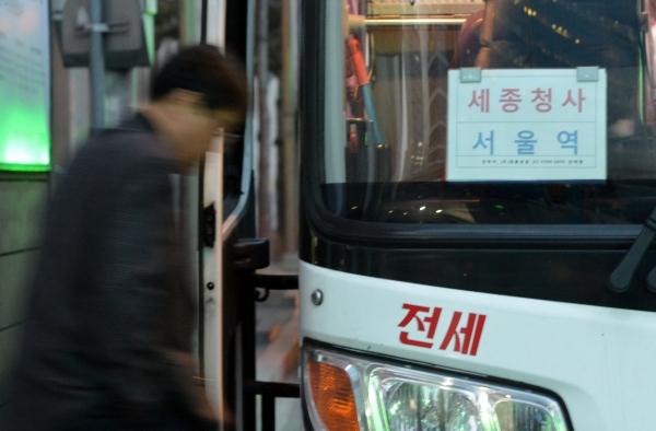 수도권과 정부세종청사를 오가는 통근버스가 오는 2022년 운행이 중단된다. 통근버스에 오르는 공무원. 서울신문 DB