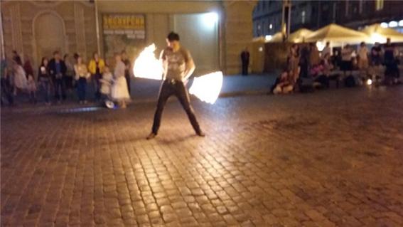 키에프의 거리 공연에서 불 쇼가 제일 인기가 좋았다.