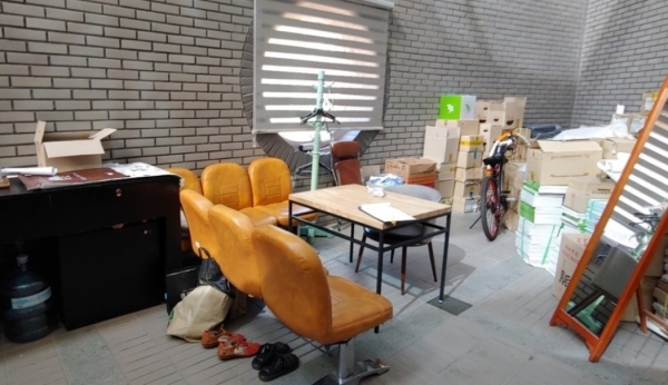 창고로 같이 쓰이고 있는 한국도자 미술관 현장 근로자 휴게실 모습. 경기도 제공