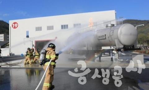지난 2019년 신임소방관들이 화재진압 훈련을 하고 있는 모습. 소방청 제공