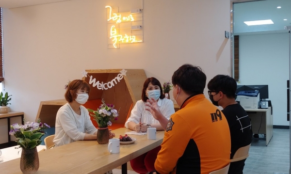 경기북부소방 소담센터 직원들이 동료들의 심리상담을 진행하고 있다. 경기도 제공