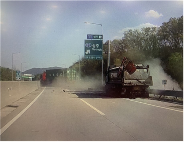 김강준 소방위가 지난 6일 오후 운전자를 구조한 중부내륙고속도로 성주 인터체인지(IC) 부산방향 인근 사고현장 모습. 소방청 제공
