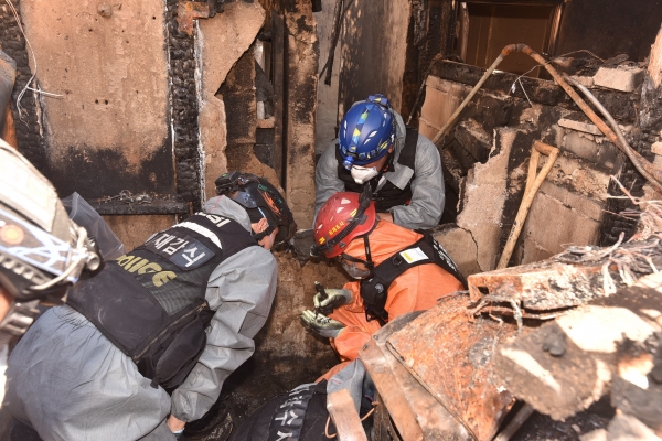 서울시 소방재난본부 화재조사관들이 화재원인을 조사하고 있다 서울시 소방재난본부 제공