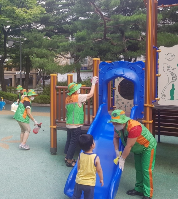 서울시자율방재단원들이 서울시내 한 어린이 놀이터 소독 등 방역활동을 벌이고 있다. 서울시 제공