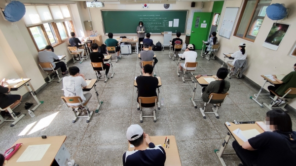 국가공무원 7급 2차 필기시험이 치러진 11일 서울의 한 학교에서 수험생들이 시험을 보고 있다. 인사혁신처 제공