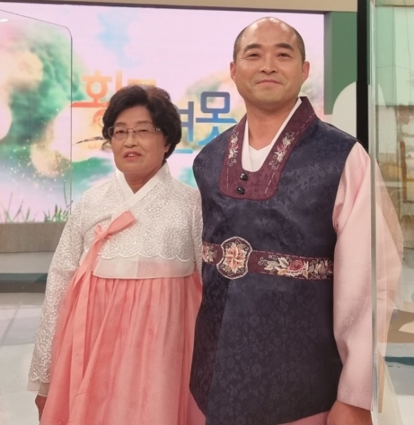김성태 팀장(44)과 최영순(67)씨가 KBS '황금연못'에 출연하고 기념사진을 찍고 있다. 보령시 제공.