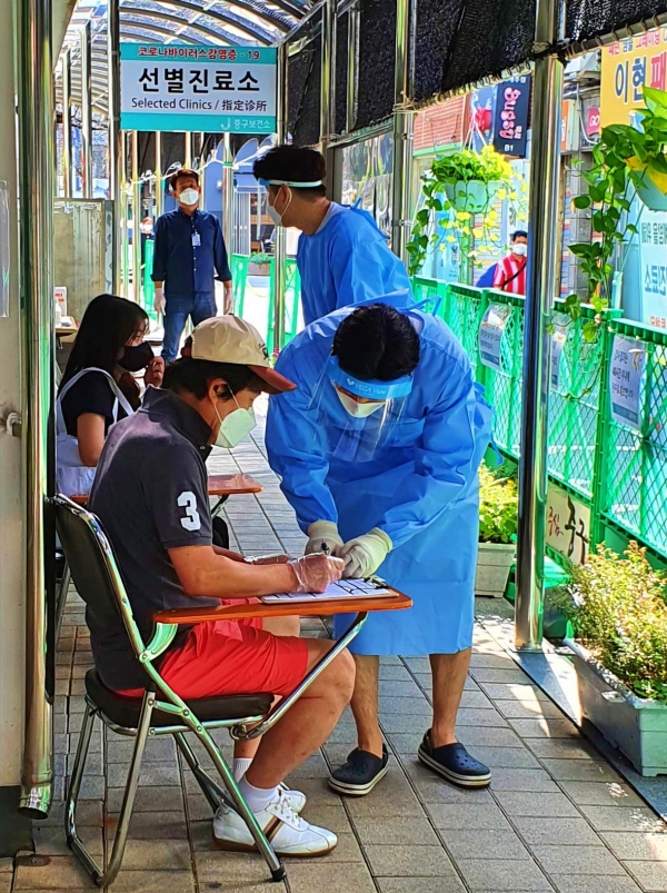 서울의 한 구청 보건소 코로나19 선별진료소에서 지방공무원들이 방문자를 체크하고 있다. 공생공사닷컴DB