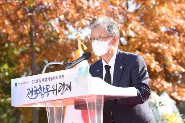 유족대표 박영만씨가 추모사를 낭독하고 있다. 일제강제동원피해자지원재단 제공.