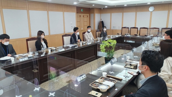대전시는 허태정 대전시장(위줄 왼쪽에서 세 번째)이 신규 공무원들과 간담회를 가졌다고 19일 밝혔다. 대전시 제공.