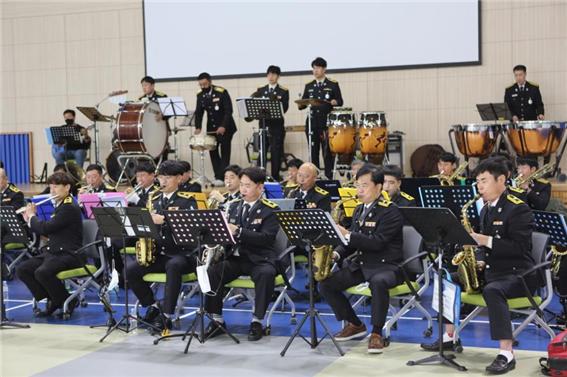 오는 24일 정식 창단 예정인 소방청 중암소방악대가 공연을 앞두고, 연습을 하고 있다. 소방청 제공