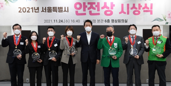 오세훈 서울시장(오른쪽에서 네 번째)이 24일 오후 4시 서울시청에서 수상자들과 포즈를 취하고 있다. 서울시 제공.