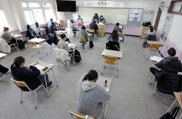 2일 서울시내 한 학교에서 국가직 9급 공채 시험장에서 응시생들이 필기시험을 치르고 있다. 인사처 제공
