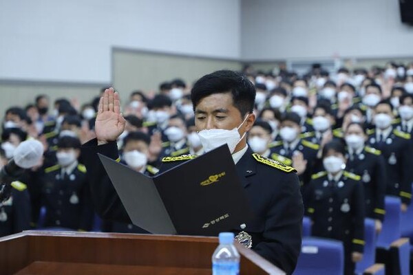 지난 20일 경북소방학교에서 열린 신임 소방곰우원 임명장 수여식에서 한 신임 공무원이 선서를 하고 있다. 경북도 제공.
