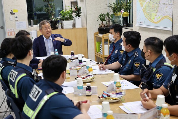 이상민 행정안전부 장관이 1일 오후 서울 마포경찰서 홍익지구대를 방문해 경찰제도 개선(안)에 대한 일선 경찰관들의 의견을 듣고 있다. 행안부 제공