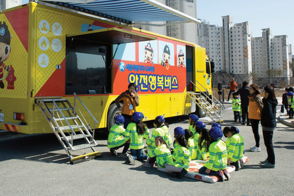 세종시 두루초등학교 학생들이 이동식 안전행복버스 앞에서 안전교육을 받기 위해 기다리고 있다.세종시교육청 제공.
