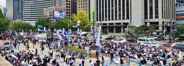 금융노조 파업 참가자들이 서울시 의회앞에 모여있다. 송민규 기자.