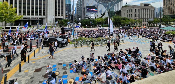 금융노조 파업 참가자들이 서울시 의호앞에 모여있다. 송민규 기자.