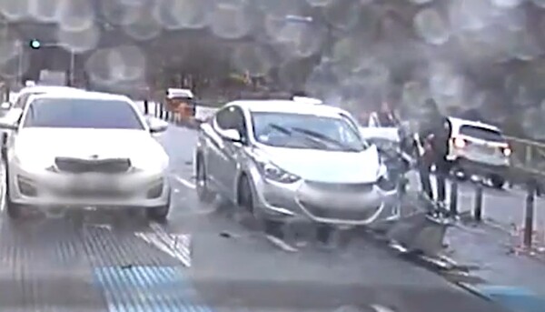 최우영 소방관이 지난달 29일 출근길에 목격한 교통사고 현장에서 운전자를 구조하고 있다. 소방청 제공
