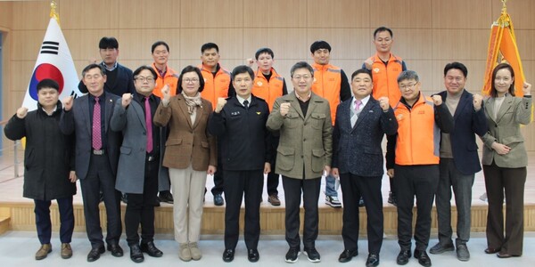 박정하 의원(앞줄 왼쪽에서 다섯 번째)과 홍순탁 한국노총 소방노조 위원장(여섯 번째) 등 소방정책간담회 참석자들이 기념사진을 찍고 있다. 소방노조 제공