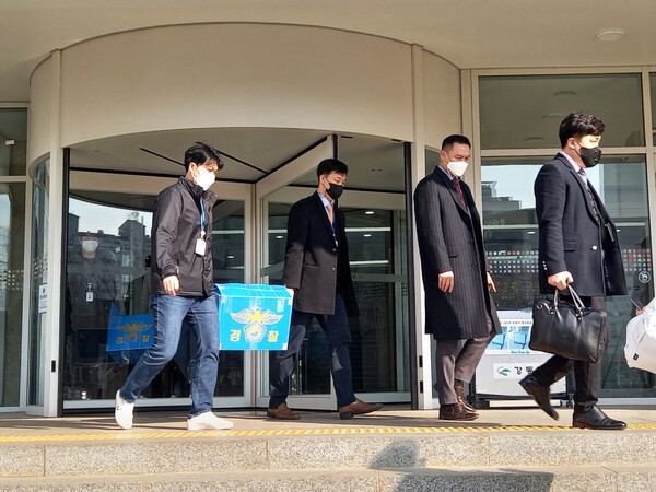 지난해 2월 횡령사고가 난 강동구청에서 경찰관들이 압수수색물을 확보한 뒤 철수하고 있다. 연합뉴스