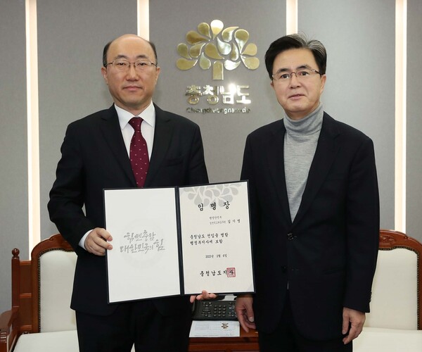 김태흠 충남지사(오른 쪽)가 6일 오전 집무실에서 김기영 신임 행정부지사에게 임명장을 수여한 뒤 기념사진을 찍고 있다. 충남도 제공