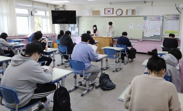 지난달 8일 서울 서초구의 한 학교에서 수험생들이 국가공무원 9급 공채 시험을 치르고 있다. 인사처 제공 