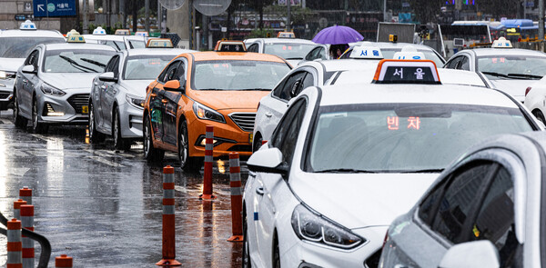 서울시는 불친절 택시에 대한 처분을 강화하는 내용의 관련법 개정을 국토교통부에 요청했다고 29일 밝혔다. 택시 승강장에 서 있는 택시들. 연합뉴스 