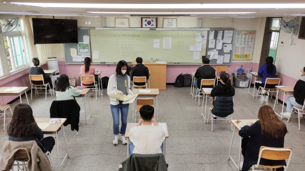 올해 지방공무원 9급 공채 필기시험이 오는 10일 치러진다. 국가공무원 7급은 7월 22일로 잡혀있다. 사진은 수험생들이 지난해 서울의 한 고등학교에서 국가공무원 시험을 치르는 모습. 인사혁신처 제공