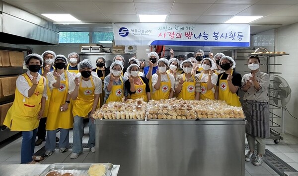 서울교통공사 임직원과 시민들이 빵을 만들어 어려운 이웃에게 전달하는 사랑의 빵나눔 행사를 진행한 뒤 기념사진을 찍고 있다. 서울교통공사 제공