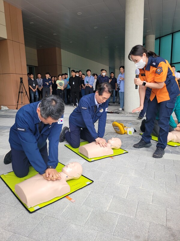 김성호 행안부 재난안전관리본부장이 구급대원들의 지도로 심폐소생술을 하고 있다. 행안부 제공