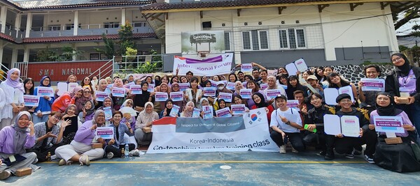 인도네시아 반둥에서 열린 한-인니 국제포럼 야외행사장에서 참가자들이 기념 촬영을 하고 있다. 다문화해피로센터 제공
