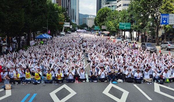 공무원 노동계가 주최한 8일 서울도심에서 열린 공무원 임금인상 총궐기대회에서 2만여 명의 조합원들이 집회를 진행하고 있다. 공무원노조 제공