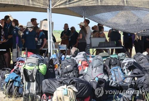 8일 오전 전북 부안군 새만금 세계스카우트 잼버리 야영지에서 각국 스카우트 대원들의 철수를 위해 짐을 정리하고 있다. 연합뉴스